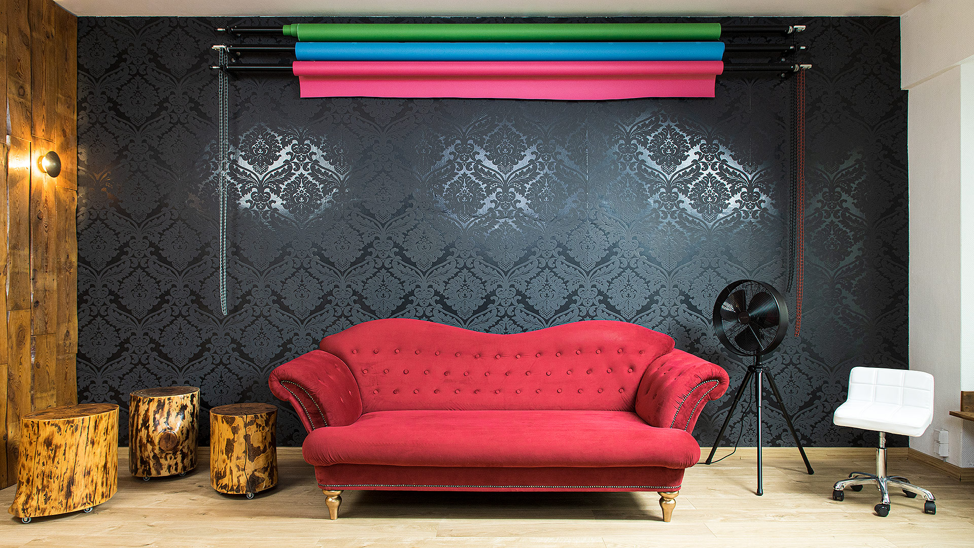 Birkenstudio Sitzmöbel mit schwarzen Strukturtapete