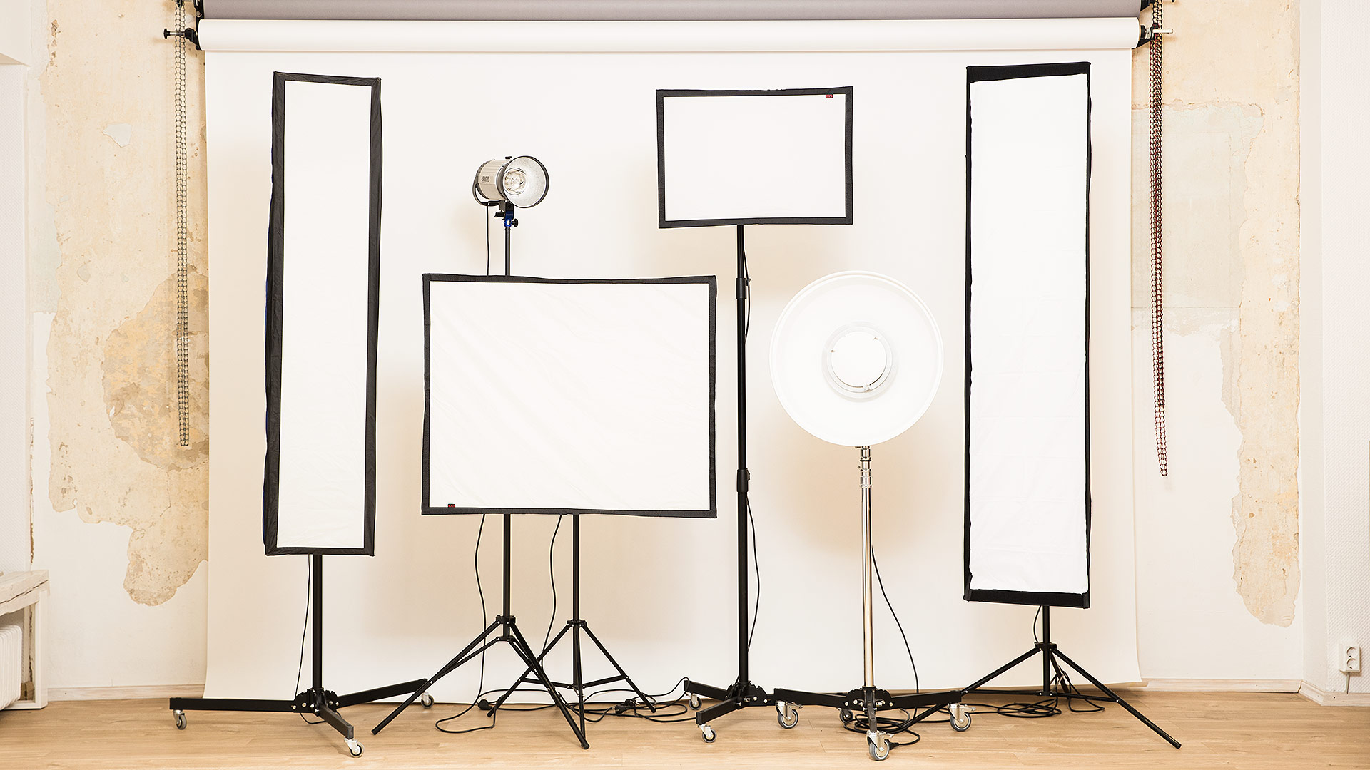 Birkenstudio Blitze mit Softboxen und Striplights