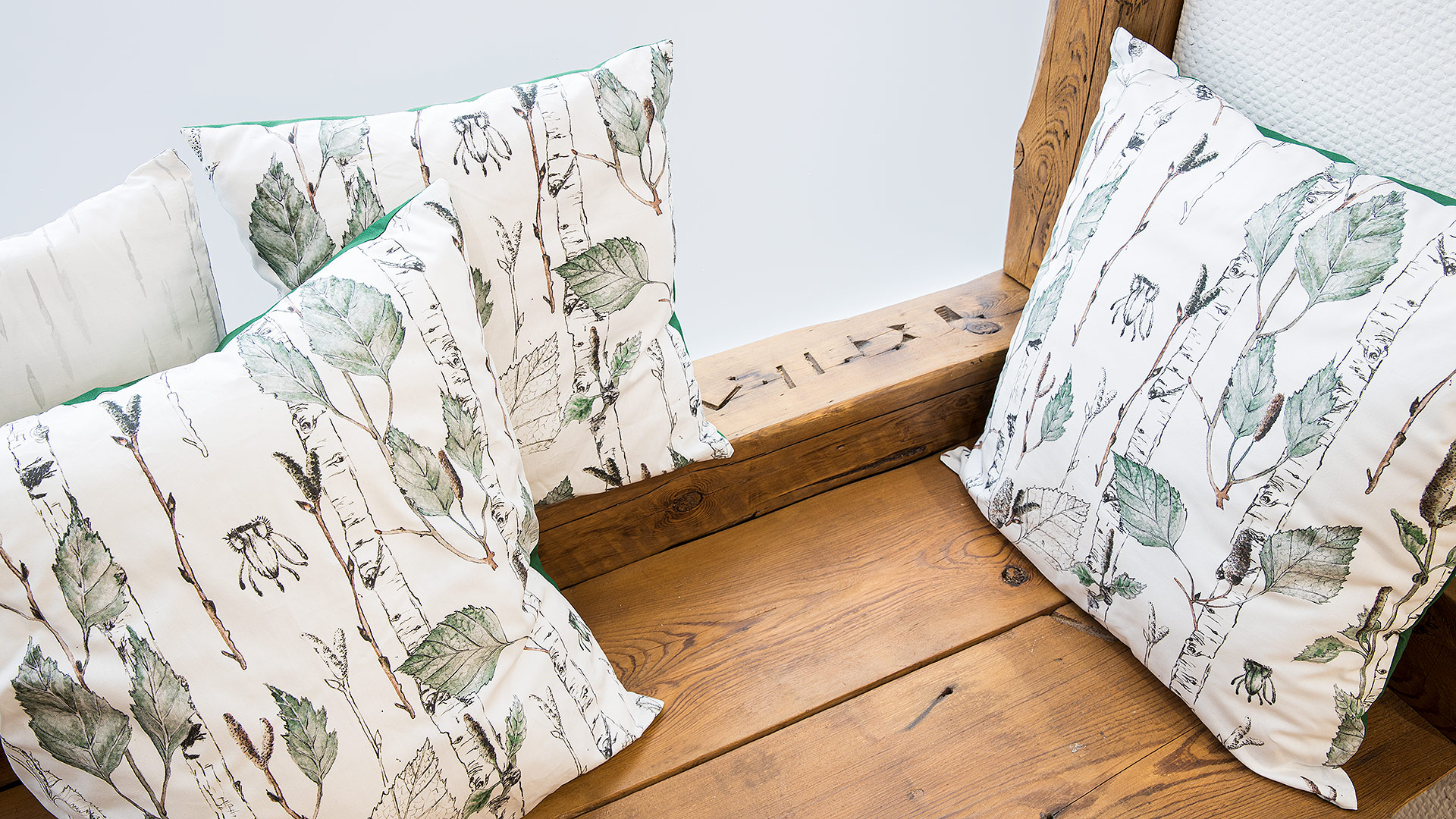 Birkenstudio Holzbank mit Kissen in Birkenmustern