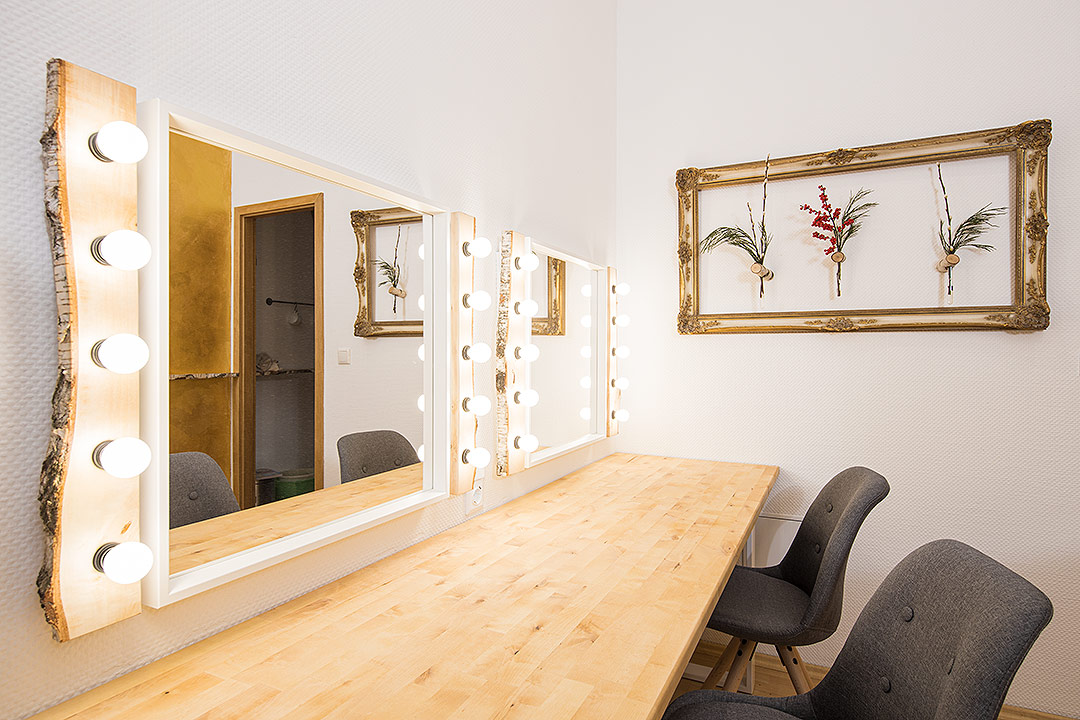 Fittingroom mit Schminkspiegeln und Beleuchtung