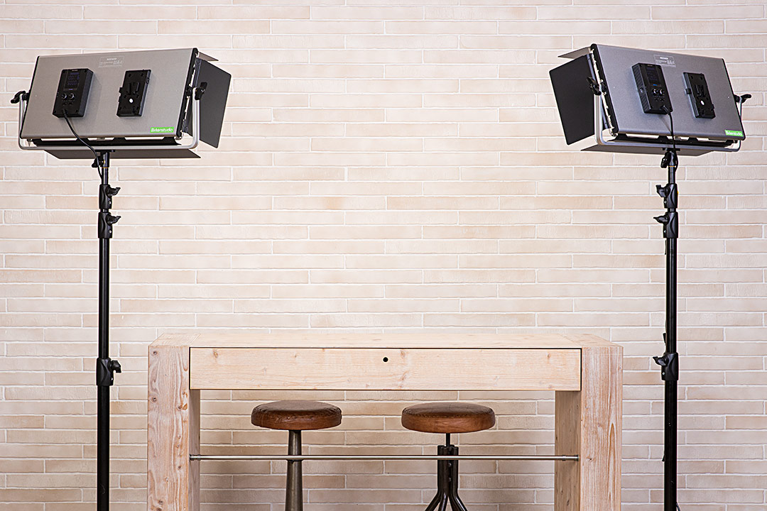 Interview-Setup mit Tisch und Videolichtern