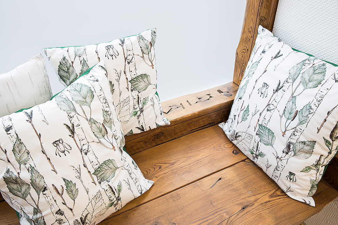 Kissen auf brauner Holzbank