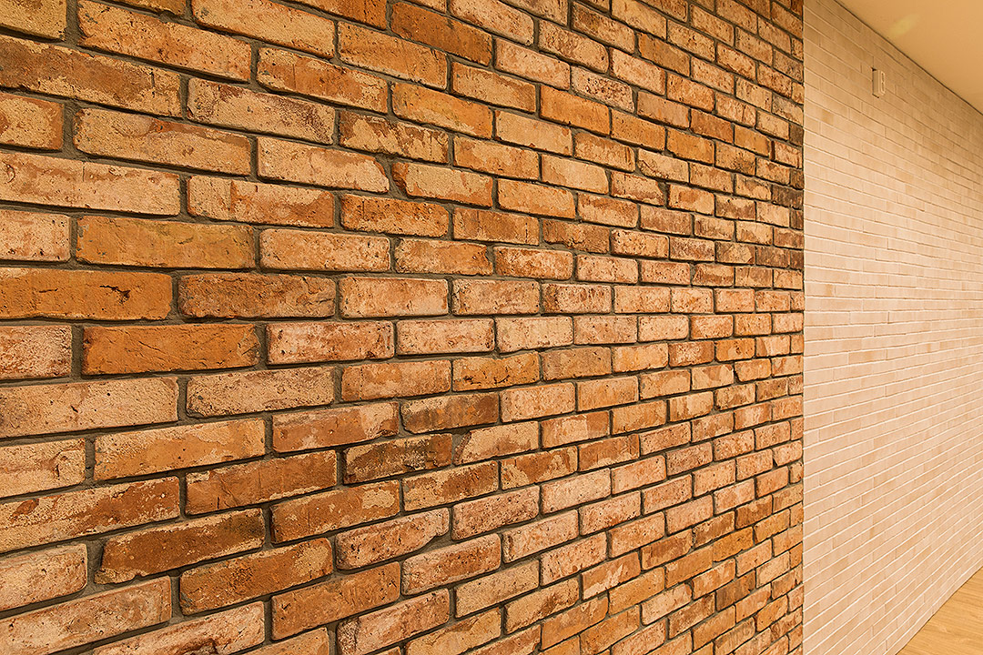 Klinkerwände aus roten und weißen Ziegeln