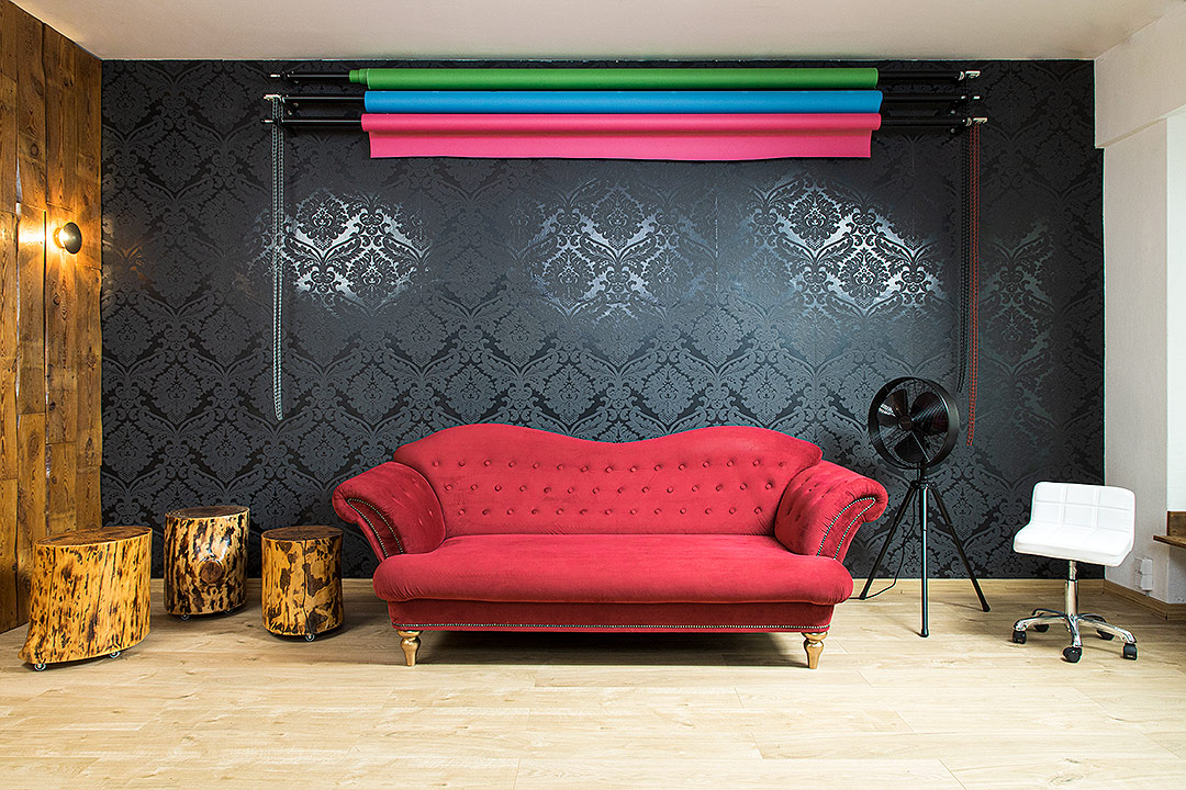 Requisiten mit Couch und Hockern