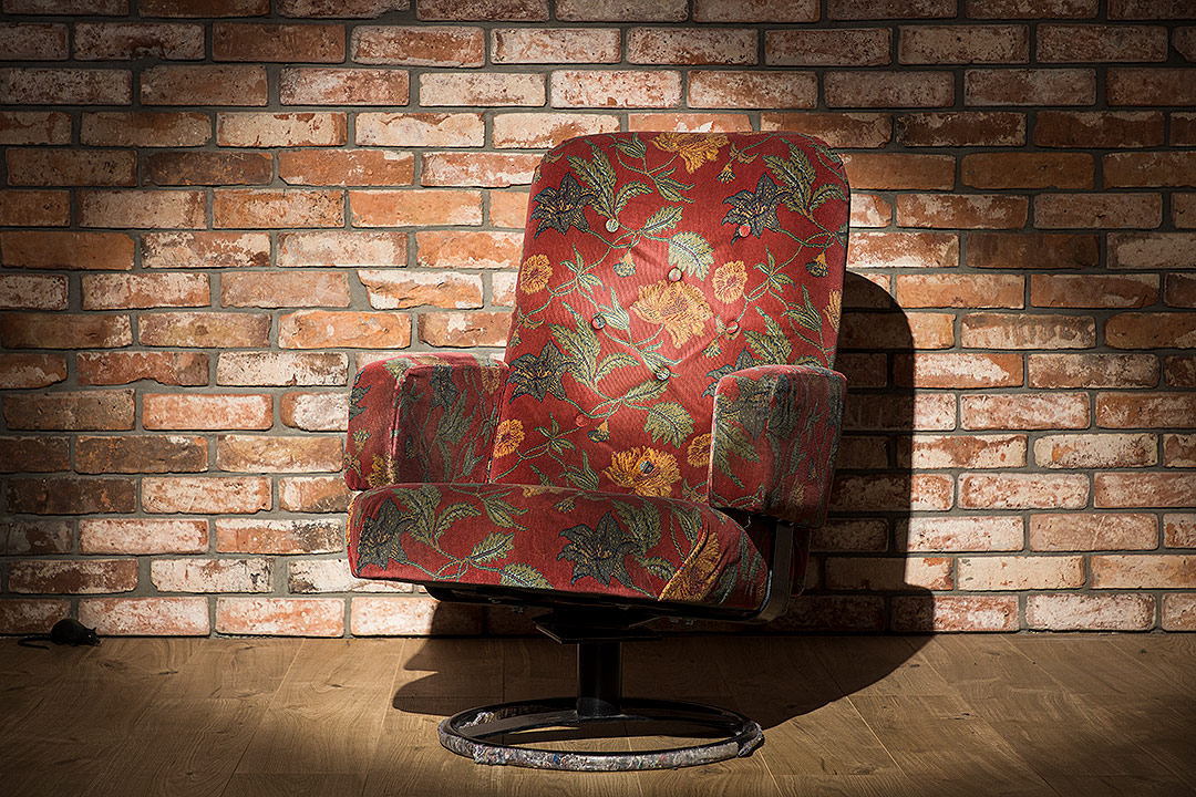 Retrosessel vor Mauer