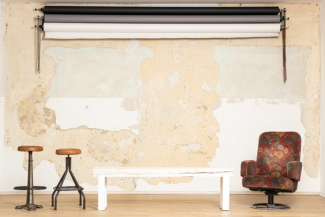 Sitzmöbel aus Bank, Sessel und Barhockern