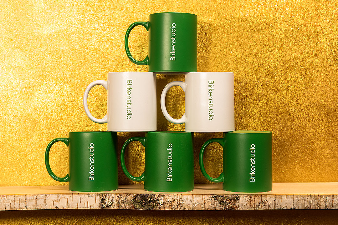 Eigene Tassen vor Goldwand